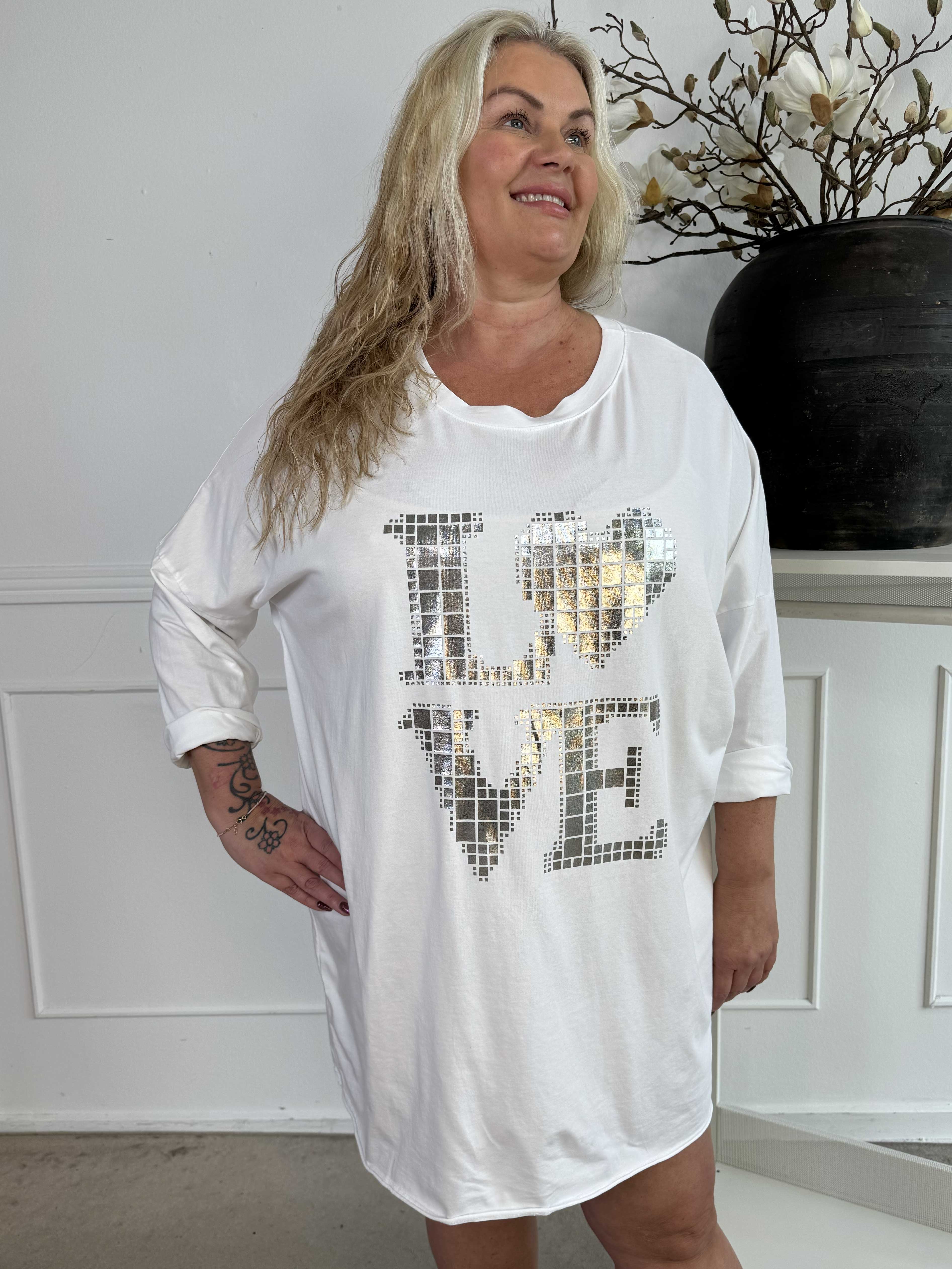 Oaklyn - Plus size joggingkjole i bomuld med sølv skrift foran